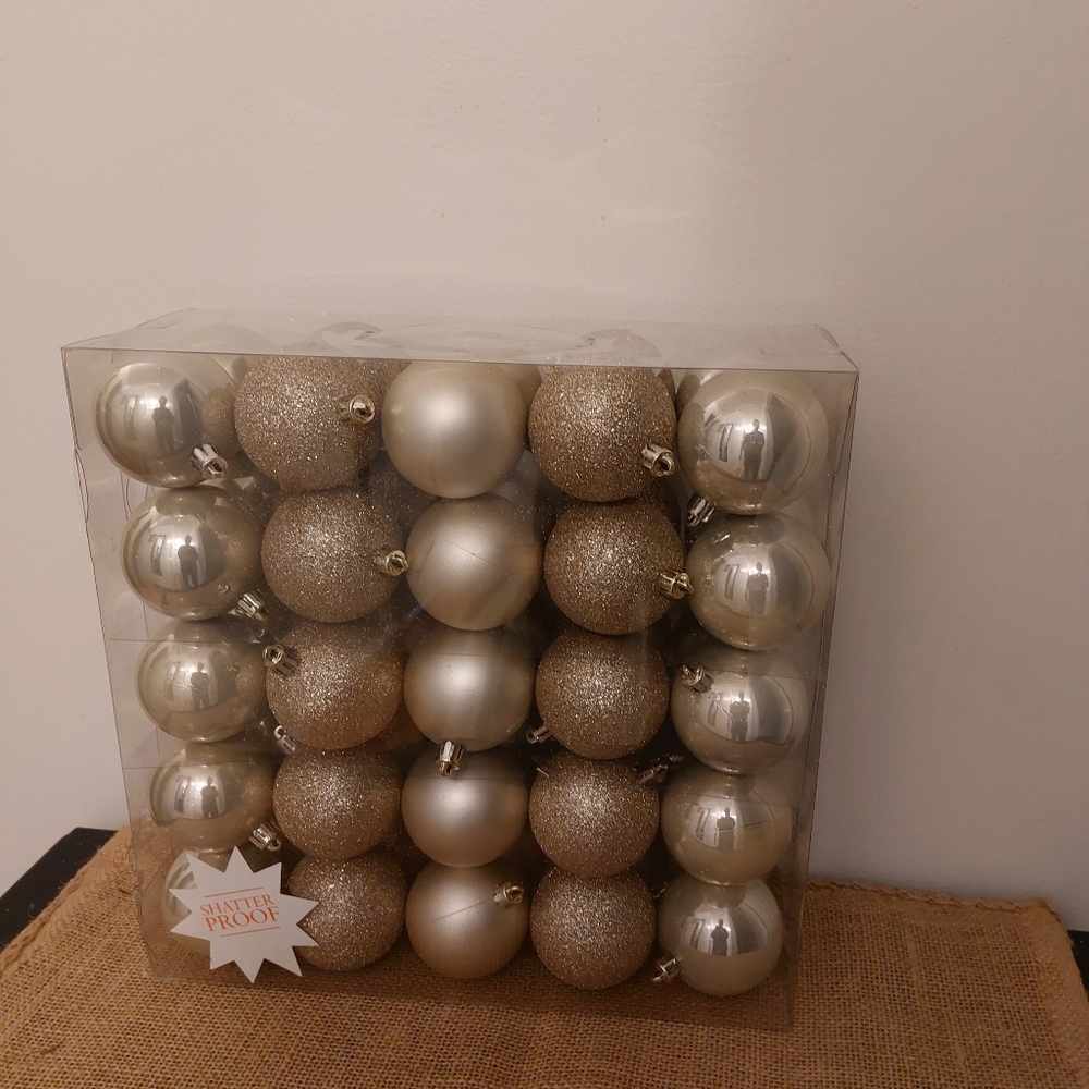 New primitive/Farmhouse holiday balls